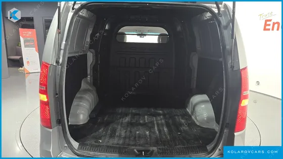 HYUNDAI STAREX VAN 5-SEATER