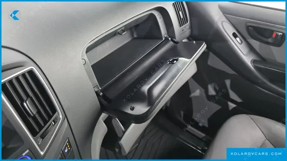 HYUNDAI STAREX VAN 5-SEATER