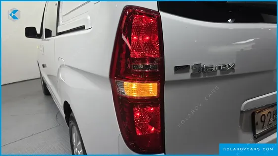 HYUNDAI STAREX VAN 5-SEATER