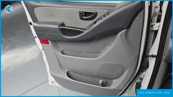 HYUNDAI STAREX VAN 5-SEATER