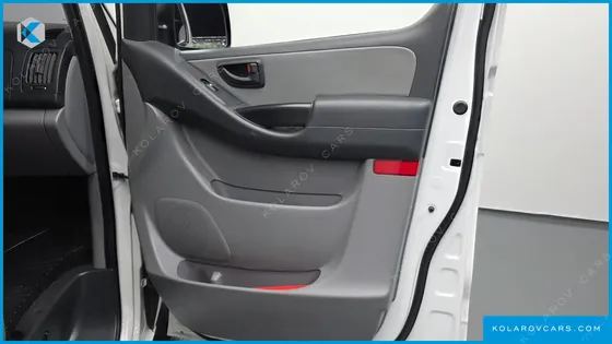 HYUNDAI STAREX VAN 5-SEATER