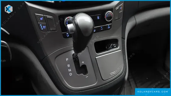 HYUNDAI STAREX VAN 5-SEATER