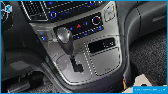 HYUNDAI STAREX VAN 5-SEATER