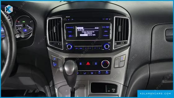 HYUNDAI STAREX VAN 5-SEATER
