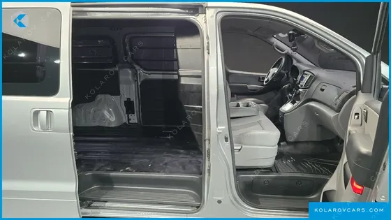 HYUNDAI STAREX VAN 3-SEATER