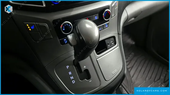 HYUNDAI STAREX VAN 3-SEATER