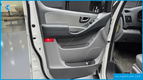 HYUNDAI STAREX VAN 3-SEATER