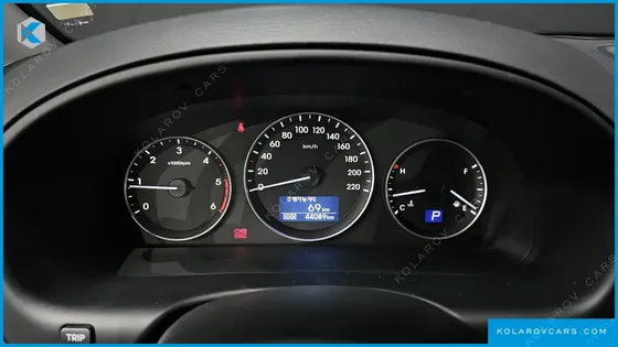 HYUNDAI STAREX VAN 5-SEATER