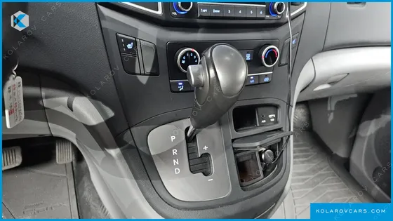 HYUNDAI STAREX VAN 5-SEATER