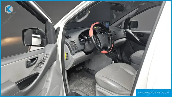 HYUNDAI STAREX VAN 5-SEATER