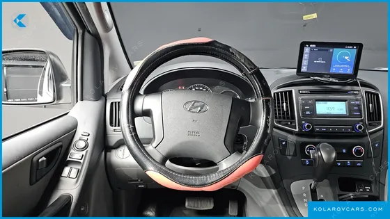 HYUNDAI STAREX VAN 5-SEATER