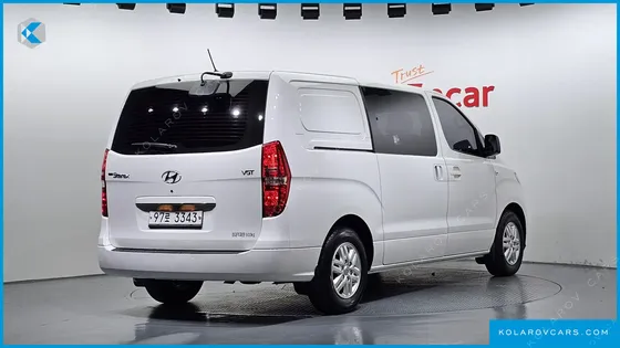 HYUNDAI STAREX VAN 5-SEATER