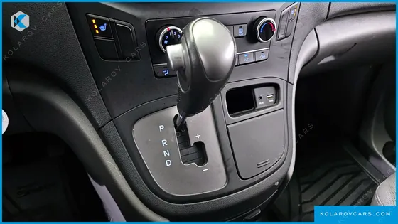 HYUNDAI STAREX VAN 5-SEATER
