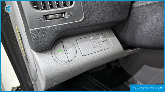 HYUNDAI STAREX VAN 5-SEATER
