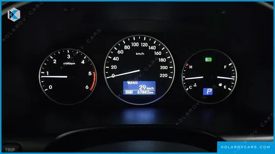 HYUNDAI STAREX VAN 5-SEATER