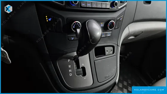 HYUNDAI STAREX VAN 5-SEATER