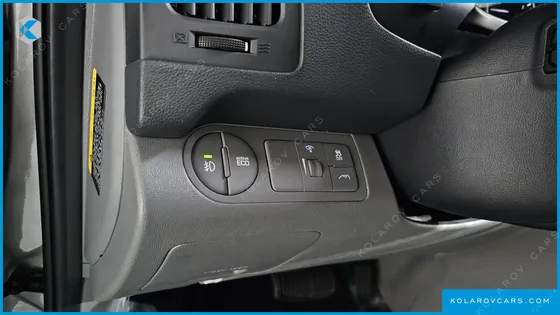HYUNDAI STAREX VAN 5-SEATER