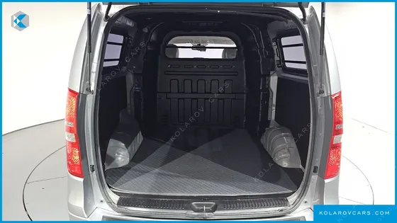 HYUNDAI STAREX VAN 5-SEATER