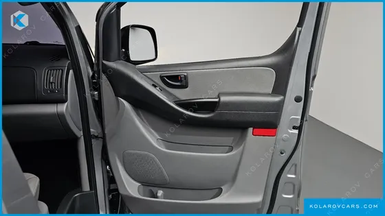 HYUNDAI STAREX VAN 5-SEATER
