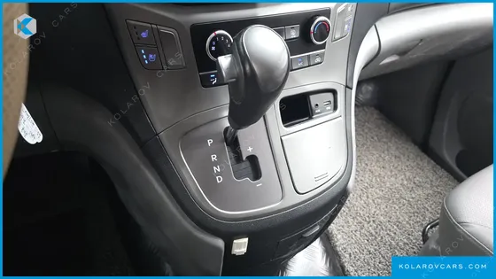 HYUNDAI STAREX VAN 5-SEATER