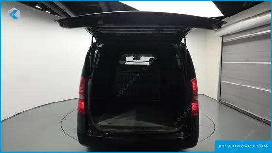 HYUNDAI STAREX VAN 5-SEATER