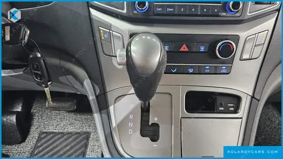 HYUNDAI STAREX VAN 3-SEATER