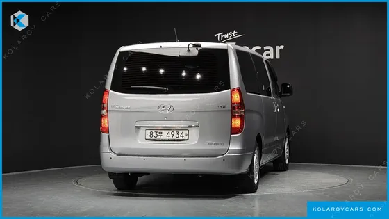 HYUNDAI STAREX VAN 5-SEATER