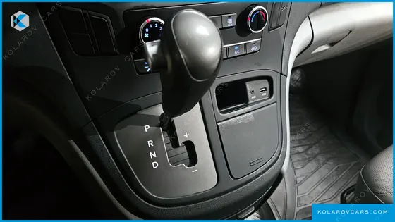 HYUNDAI STAREX VAN 5-SEATER