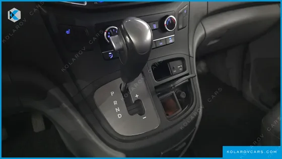 HYUNDAI STAREX VAN 5-SEATER
