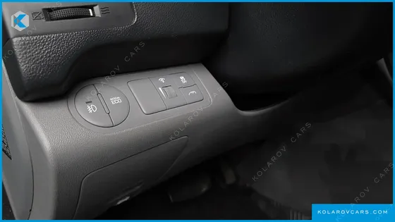HYUNDAI STAREX VAN 5-SEATER