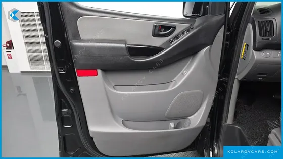 HYUNDAI STAREX VAN 5-SEATER