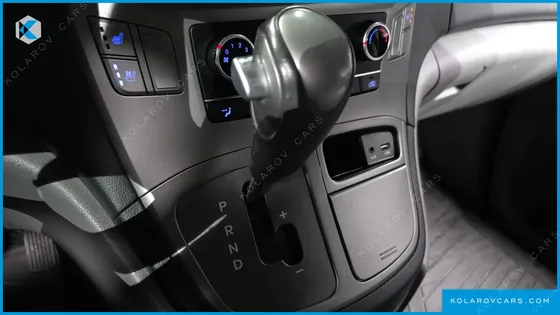 HYUNDAI STAREX VAN 3-SEATER