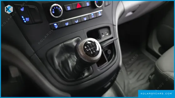 HYUNDAI STAREX VAN 5-SEATER