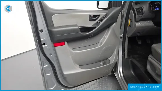 HYUNDAI STAREX VAN 5-SEATER