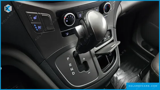 HYUNDAI STAREX VAN 5-SEATER
