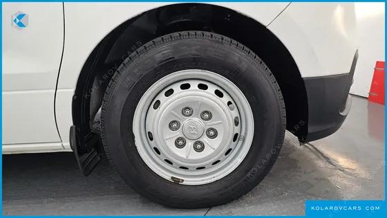 HYUNDAI STAREX VAN 5-SEATER