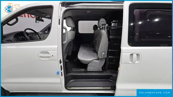 HYUNDAI STAREX VAN 5-SEATER