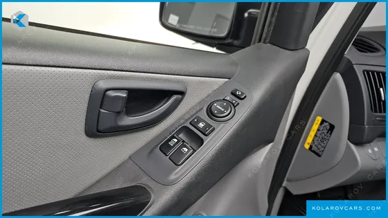HYUNDAI STAREX VAN 5-SEATER