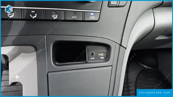 HYUNDAI STAREX VAN 5-SEATER