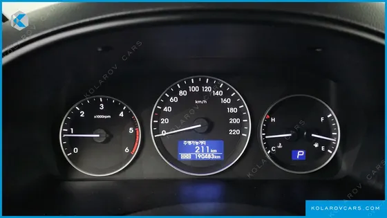 HYUNDAI STAREX VAN 3-SEATER