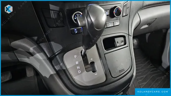 HYUNDAI STAREX VAN 3-SEATER
