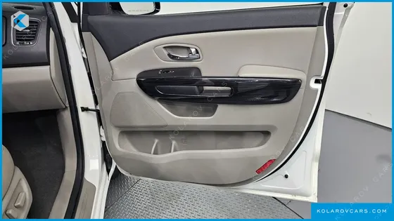 KIA CARNIVAL 9-SEATER PRSTIGE