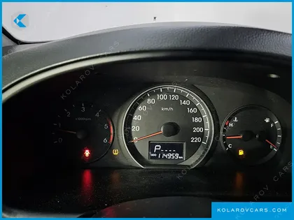 HYUNDAI STAREX 5-SEATER VAN