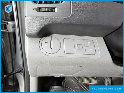 HYUNDAI STAREX 5-SEATER VAN