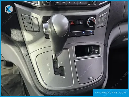 HYUNDAI STAREX 5-SEATER VAN