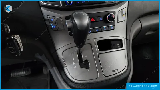 HYUNDAI STAREX 5-SEATER VAN