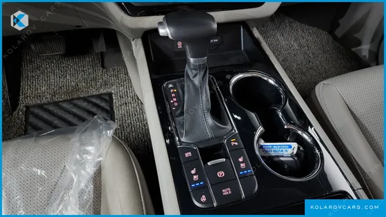 KIA CARNIVAL GASOLINE 9-SEATER PRESTIGE
