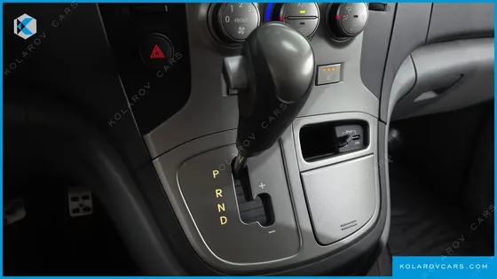 HYUNDAI STAREX 5-SEATER VAN