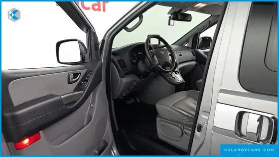 HYUNDAI STAREX 5-SEATER VAN