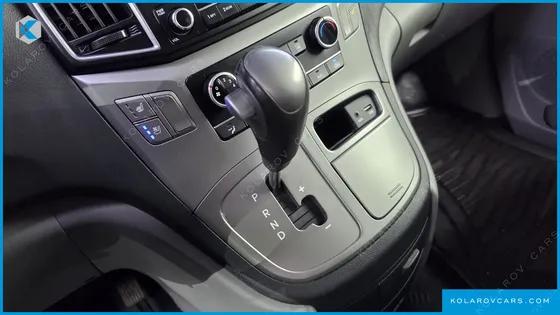 HYUNDAI STAREX 5-SEATER VAN